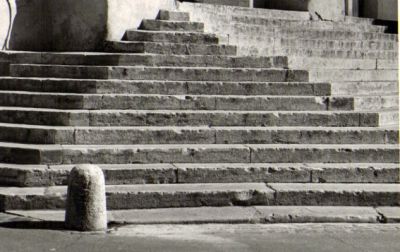 borne et escalier
