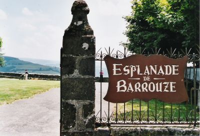 Esplanade de Barrouze
Après un bon repas, moment de détente sur une esplanade offrant un panorama reposant.
