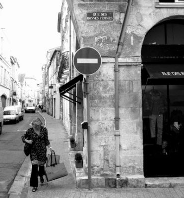 Rue des bonnes femmes
La rochelle septembtre 2008
Mots-clés: femme shopping