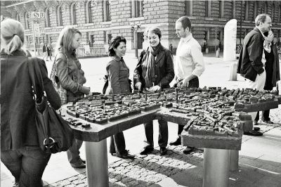 La Maquette
Pris sur la place de la mairie d'Hambourg. Il y a là une maquette en bronze représentant la ville qui absorbe l'attention des touristes.

Minolta XD-5
Rokkor MC 35/2,8
Ilford XP2
Mots-clés: Hambourg XD5 XP2