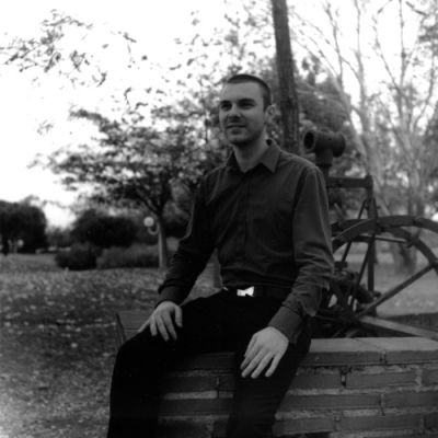 Simon - Assis
Portrait issu de la scéance photo improvisée pour la candidature d'un collègue pour être mannequin pour la Redoute pour arrondir lses fins de mois. Il n'a pas été pris mais nous nous sommes bien amusés.

Semflex Semi-Oto + filtre jaune-vert
Mots-clés: semflex