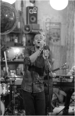 primaveras
cx aria - planar 85mm - HP5 1600 - microphen

