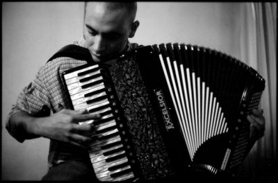 Accordéoniste
Yashica Electro 35 GSN
Agfa APX 400 poussé à 800 ISO
Scan de négatif
Prise sur le vif, il jouait pour de vrai :D
Mots-clés: Accordéoniste, Accordéon