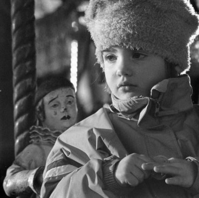 Lou et Pierrot
Parc de la tête d'or à Lyon, il y a un ancien manège rénové.
Pentax KX 55mm + doubleur, HP5, ID11, Scan de tirage.
