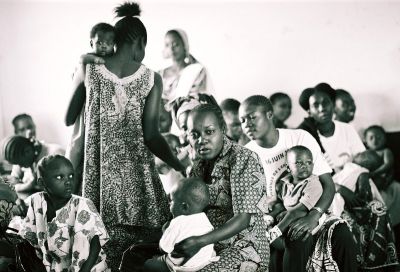 salle d'attente
De la patience à l'infini, pour ces regards maternaux
Mots-clés: medecine congo attente