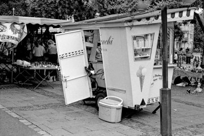 Marchand de glace
Bessa R2 Summicron f2:50mm Tri-x 400
