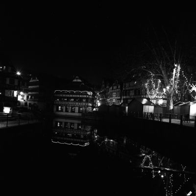 Petite France la nuit
Blad 501 50mm à F8 APX100 Rodinal. Scan de négatif
