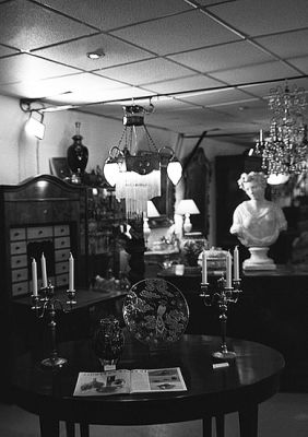 Antiquités et Brocantes
Vers 18h30, sans autre éclairage que le "local" - Mamiya 645 AFD - 35mm - f:3,5 - Rollei 100 iso
