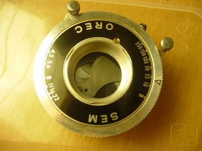 semflex standard plaque emaillée avec sa clavette circulaire
... tournez la clavette et la plaquouillette choira..
(essayez de la tourner avec des cures-dents pour ne pas risquer de rayer l'émail)
