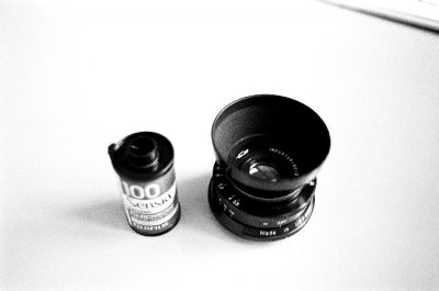Industar 50mm/3,5
Tout petit ! Surtout que le pare-soleil est amovible, comme on s'en doute...
Mots-clés: Objectif russe Industar
