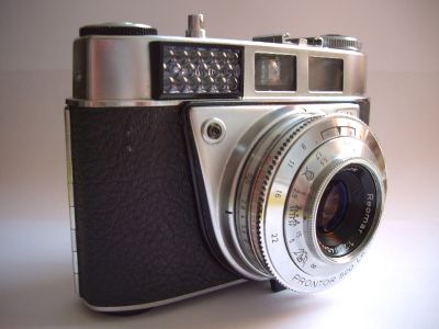 Retinette IB
Kodak Retinette IB, deuxième modèle (1963-1966)
L'objectif est un Prontor 500 LK sur lequel est indiqué Rodenstock Reomar 1:2,8/45mm. Il est en fait conçu par Schneider-Kreuznach.
trouvé dans un vide-grenier le 20 janv. 2008
Mots-clés: Kodak, Retinette, IB