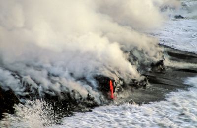 la rencontre...
La Terre avance, inexorablement. La résistance de l'océan est alors vaine, ses assauts sont comme anéantis, vaporisés. Dans un vacarme indescriptible, un combat intemporel se déroule sous les yeux de l'homme, réduit à insignifiance. 
Mots-clés: volcan, mer, coulée, lave, éruption