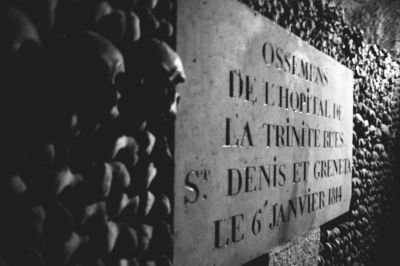 Ossuaire de Denfert-Rochereau
Boitier : Canon AE-1 Program + Canon 50mm f/1.8
Film : Ilford HP5+ poussé à 1600
Révélateur : Kodak D-76
