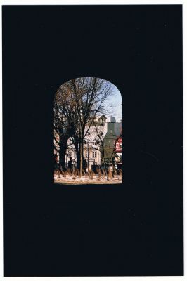 Par la porte...
Une des nombreuses portes du château frontenac donnant vue sur le Vieux-Québec.
