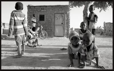 593
Dans un des quartiers où l'on a filmé, toujours les enfants aux sourires et à l'oeil malin
Mots-clés: enfant tournage ouagadougou burkina faso tournage cinéma documentaire