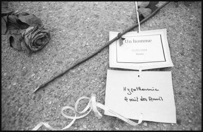 Hommage à un SDF anonyme, mort dans la rue dans l'indifférence.
8 juin 2010, Paris, R5 + Elmarit 28mm + TriX + R09 14min
Mots-clés: Hommage aux morts de la rue