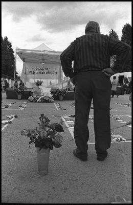 Cérémonie du souvenir des oubliés de la rue.
8 juin 2010, Paris. R5 + Elmarit 28mm + TriX + R09 14min
Mots-clés: Hommage aux morts de la rue