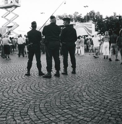 CRS de dos
Photos réalisée lors du concert pour la Solidarité du 13 Juillet à la Place de la Bastille.
Mots-clés: yashica trix