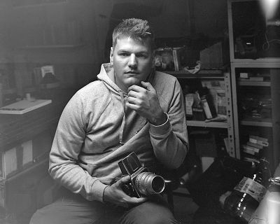 Adrien
Sinar 8x10, fuji 250mm 6.7, HP5; Ilfotec HC et éclairage fabriqué par Adrien (source au dessus de la tête). Samedi 30 aout dans mon labordélique. 

