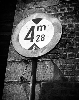 La précision... ça compte!
Verviers - pont sous le chemin de fer.
Appareil: Gallus derlux - Film 127 EFKE R100 développé dans du Rodinal 1+50, 8'40" à 21,3°C
Mots-clés: Verviers Gallus derlux signaux routiers