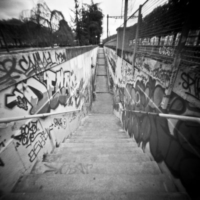 Passage
Noon pinhole 6x6 - Ilford FP4+ / Rodinal - Scan de néga
Mots-clés: Noon pinhole Ilford FP4+ Graff