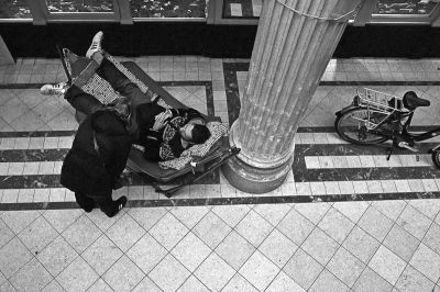 Les apparences...
Nikon Fe2 35mm - Trix 400@800 - Scan de néga
Mots-clés: street Tri-x Fe2 400@800