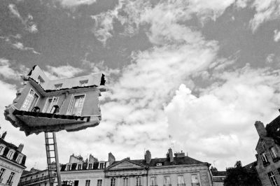 En suspens (2)
Nikon FE2 - Rollei Retro+filtre rouge/rodinal - scan de néga 
