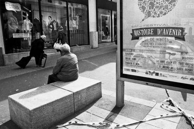 Le péril jeune
Nikon FE2 24mm - HP5+ périmée 400@160 / Rodinal
Mots-clés: Nikon FE2 street