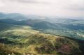 Le_petit_puy_de_Dôme,_le_Pariou_et_le_Grand_Sarcouy_vus_du_sommet_du_puy_de_Dôme.JPG