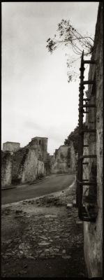Oradour1
" Les hommes avaient été enfermés dans une grange, les femmes, elles étaient dirigées vers l'église..." Le vieux monsieur marque une pose. 
Mots-clés: Panoramique