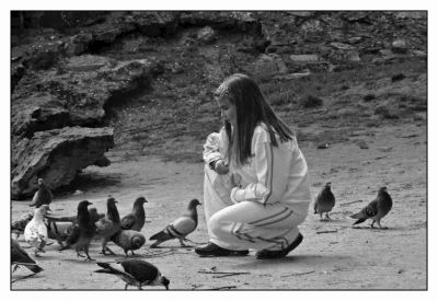 La petite fille et les pigeons
