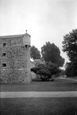 2002-06-26-03
Fort de Chambly (Qc), 2002-06-26.
Zeiss Nettar 517/2, T-Max 100, ID-11.
