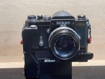 Nikon F avec son moteur et alimentation F36
