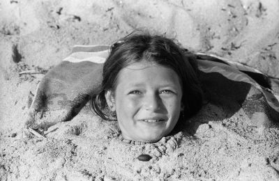 Coralie dans le sable
Photo prise en 2003 vers Vannes / Batz sur Mer, avec un Minolta X-500 sur Tmax 400, développement Ilfosol S 1+9.
Mots-clés: Coralie