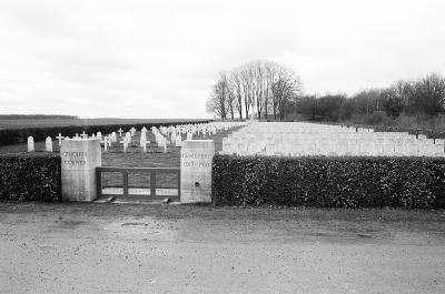 Crucifix Corner Cemetery (Fouilloix - Somme) Février 2026
Minolta X500 - Ilford HP5
