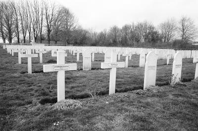 Crucifix Corner Cemetery (Fouilloix - Somme) Février 2026
Minolta X500 - Ilford HP5
