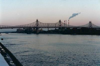 Queensboro Bridge Novembre 1988
Minolta X700 - Kodak Gold 200
