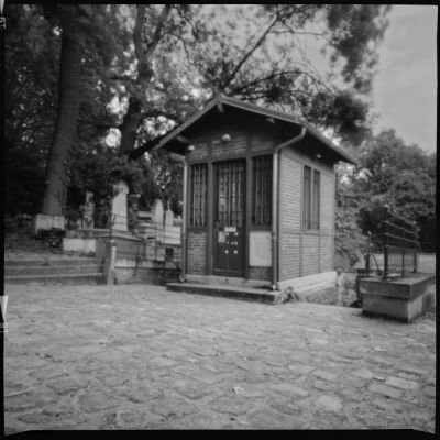 Baraque au Père Lachaise
Mots-clés: Père_Lachaise sténopé