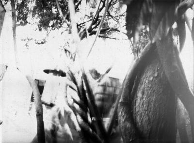 Cache cache dans la glycine
Journée mondiale du sténopé 2025
Mots-clés: sténopé autoportrait